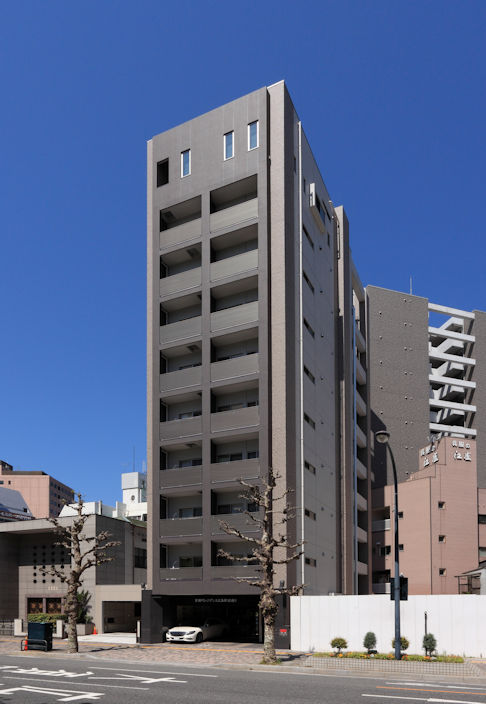 会社外観：紺色の看板が目印です